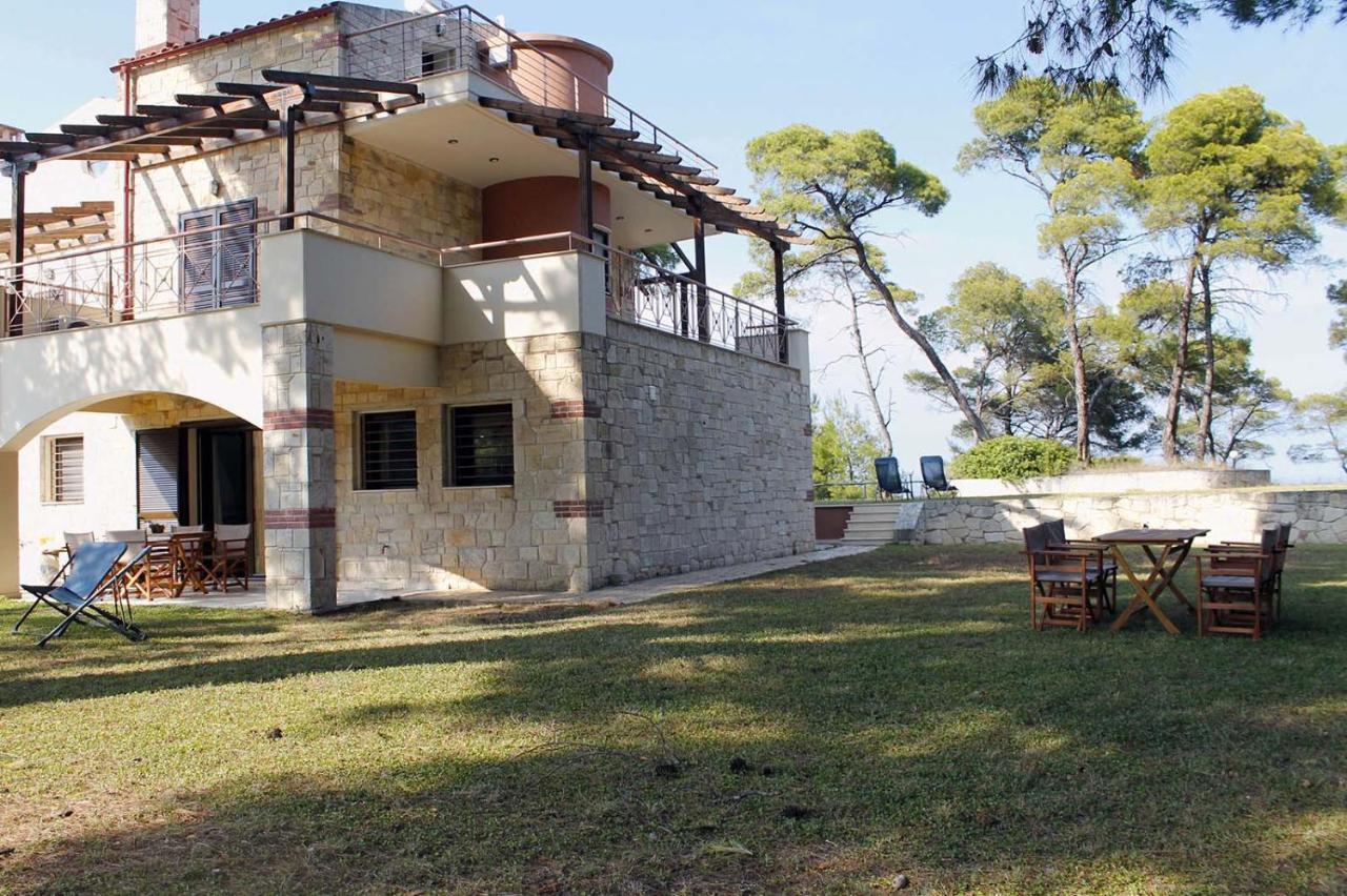 4 Bedroom Villa With Pool And Garden Nea Fokea Exterior photo